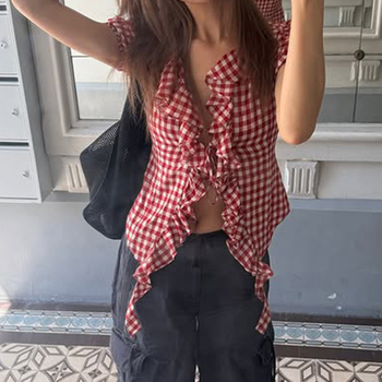 Πουκάμισο με καρό σχέδιο, γιακά πόλο, φουσκωτά μανίκια, ύφασμα υφαντό πολυεστέρα-σπάντεξ.
