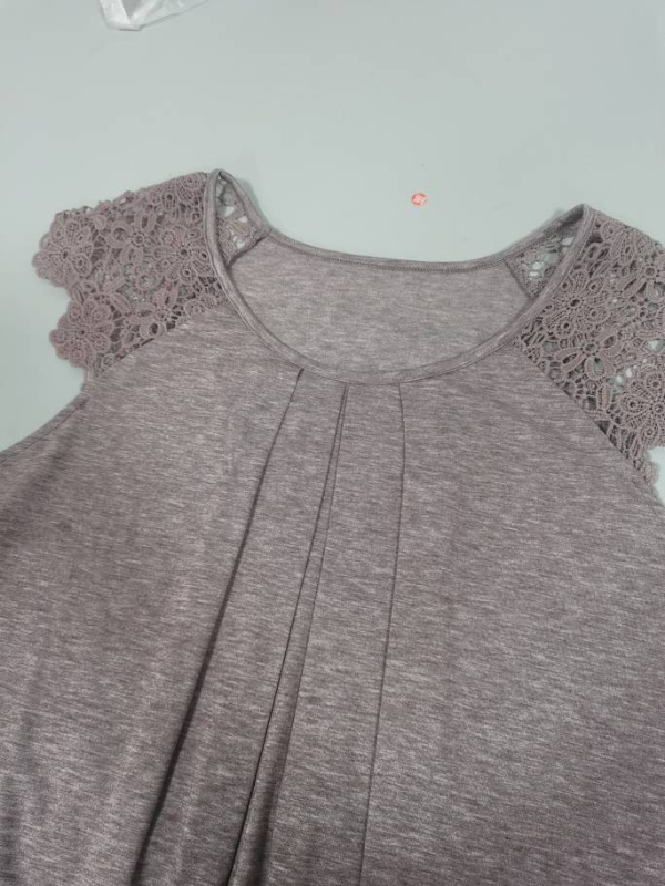 Női csipkés pliszírozott felső, rövid ujjú, kerek nyakú, poliészter–elasztán keverék, egyszínű, bő szabású