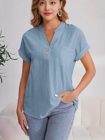 Női ing pamut-len keverék, mosott gyűrődéses textúra, rövid ujjú, V-nyakú, laza fazon, gombos záródás egy sor és csatok
