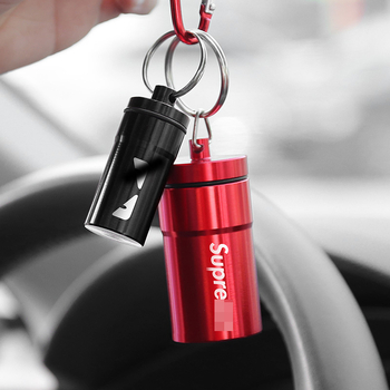 Hordozható hamutartó alumínium ötvözetből, zárt tárolóval, fém tablettásüveg és kulcstartó, nyomtatott logóval