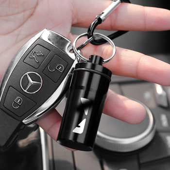 Hordozható hamutartó alumínium ötvözetből, zárt tárolóval, fém tablettásüveg és kulcstartó, nyomtatott logóval