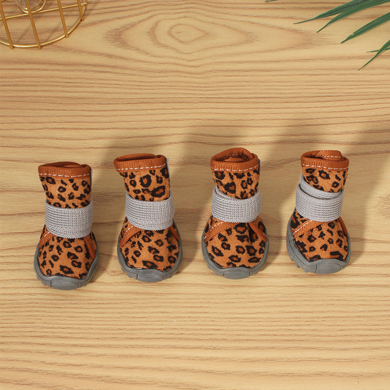 Háziállat cipő – leopard mintás, fleece bélés, univerzális illeszkedés, anyag: szövet, csúszásmentes, melegen tartó, kopásálló