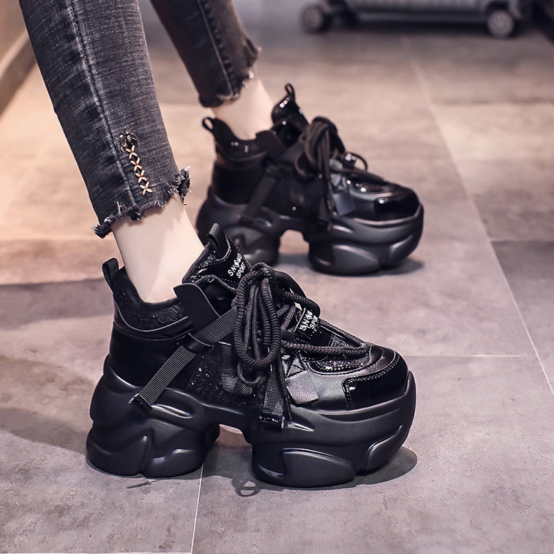 Adidași femei în stil dad sneakers, partea superioară din raffia, căptușeală din pluș artificial, talpă din cauciuc, model color-block, șireturi, talpă rocking, iarna 2023