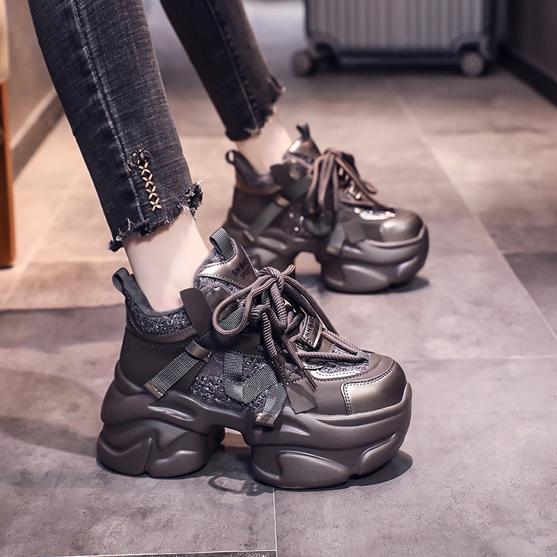 Adidași femei în stil dad sneakers, partea superioară din raffia, căptușeală din pluș artificial, talpă din cauciuc, model color-block, șireturi, talpă rocking, iarna 2023