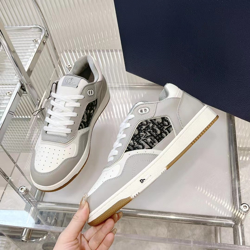 Adidași sport unisex, partea superioară din pluș artificial, detalii din piele ceruită, branț din piele artificială, talpă din cauciuc, vârf rotund, model cu dungi.