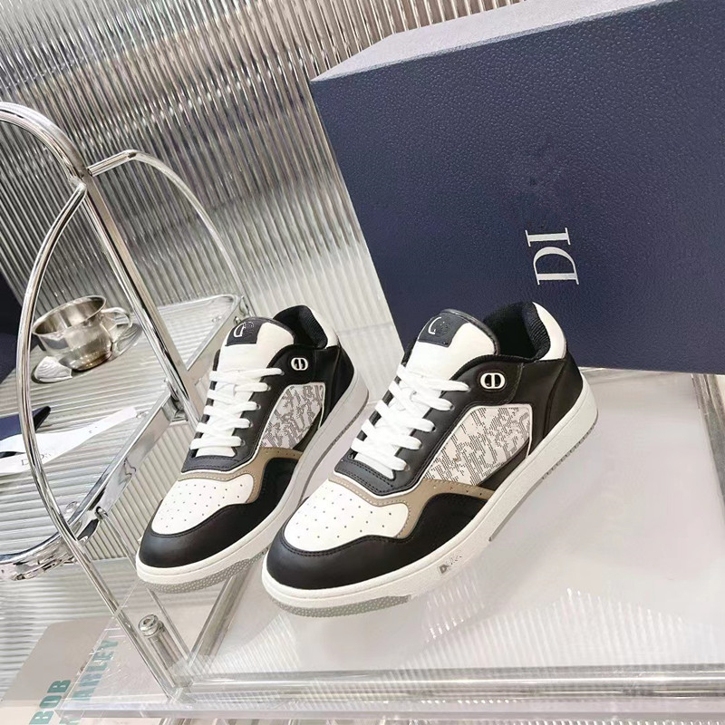 Adidași sport unisex, partea superioară din pluș artificial, detalii din piele ceruită, branț din piele artificială, talpă din cauciuc, vârf rotund, model cu dungi.