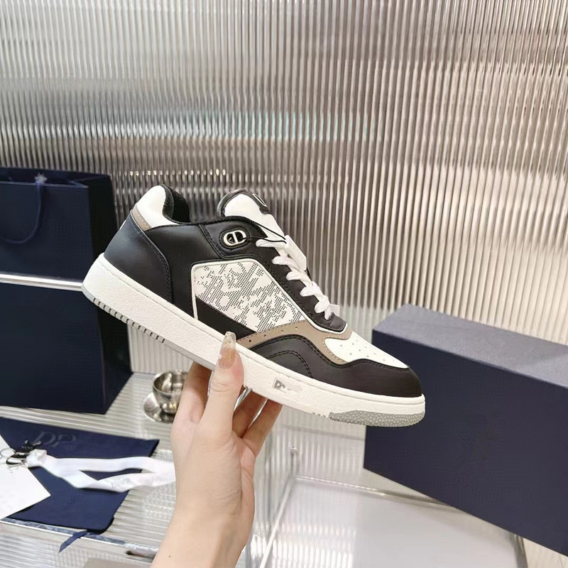 Adidași sport unisex, partea superioară din pluș artificial, detalii din piele ceruită, branț din piele artificială, talpă din cauciuc, vârf rotund, model cu dungi.