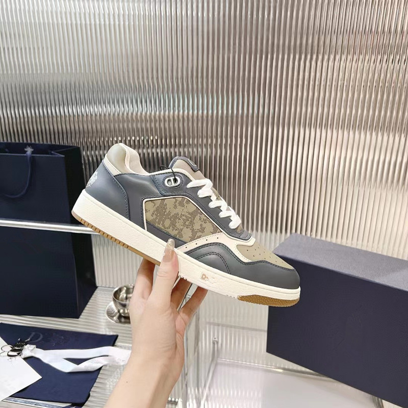 Adidași sport unisex, partea superioară din pluș artificial, detalii din piele ceruită, branț din piele artificială, talpă din cauciuc, vârf rotund, model cu dungi.