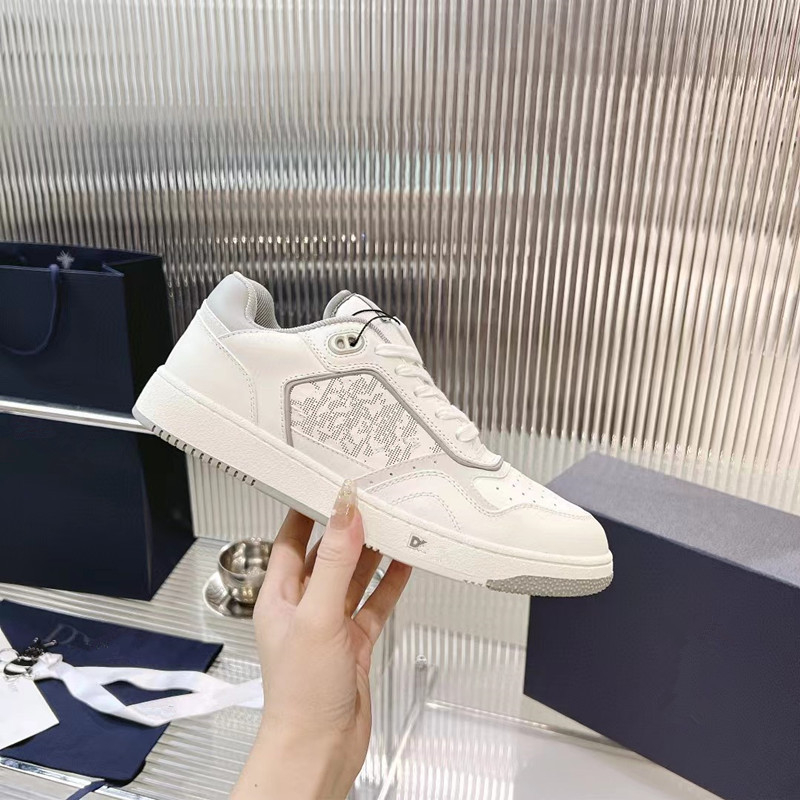 Adidași sport unisex, partea superioară din pluș artificial, detalii din piele ceruită, branț din piele artificială, talpă din cauciuc, vârf rotund, model cu dungi.