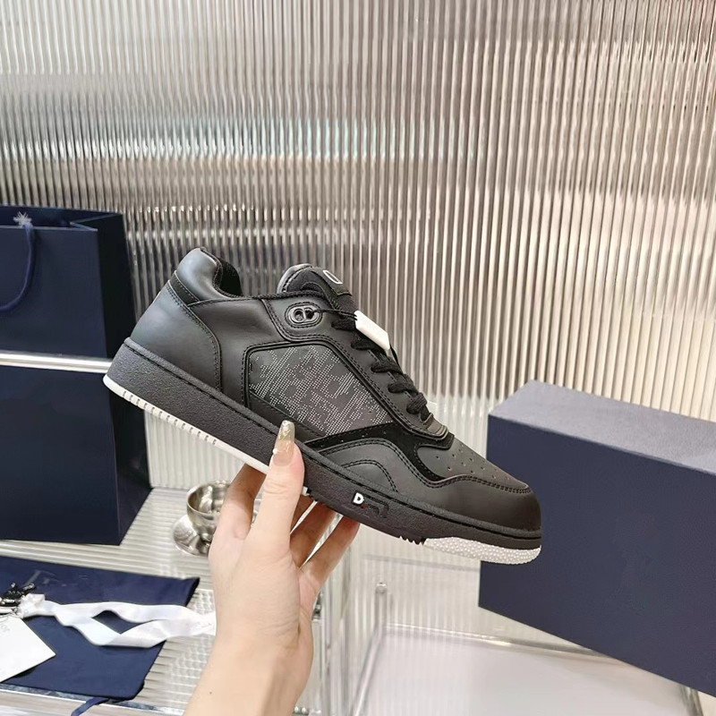 Adidași sport unisex, partea superioară din pluș artificial, detalii din piele ceruită, branț din piele artificială, talpă din cauciuc, vârf rotund, model cu dungi.