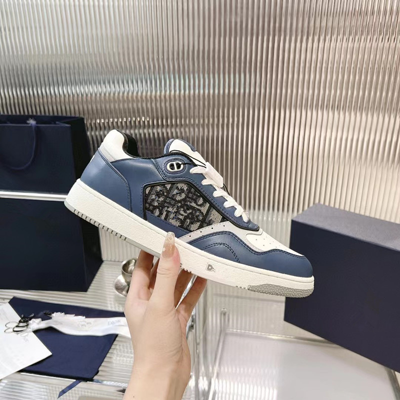 Adidași sport unisex, partea superioară din pluș artificial, detalii din piele ceruită, branț din piele artificială, talpă din cauciuc, vârf rotund, model cu dungi.