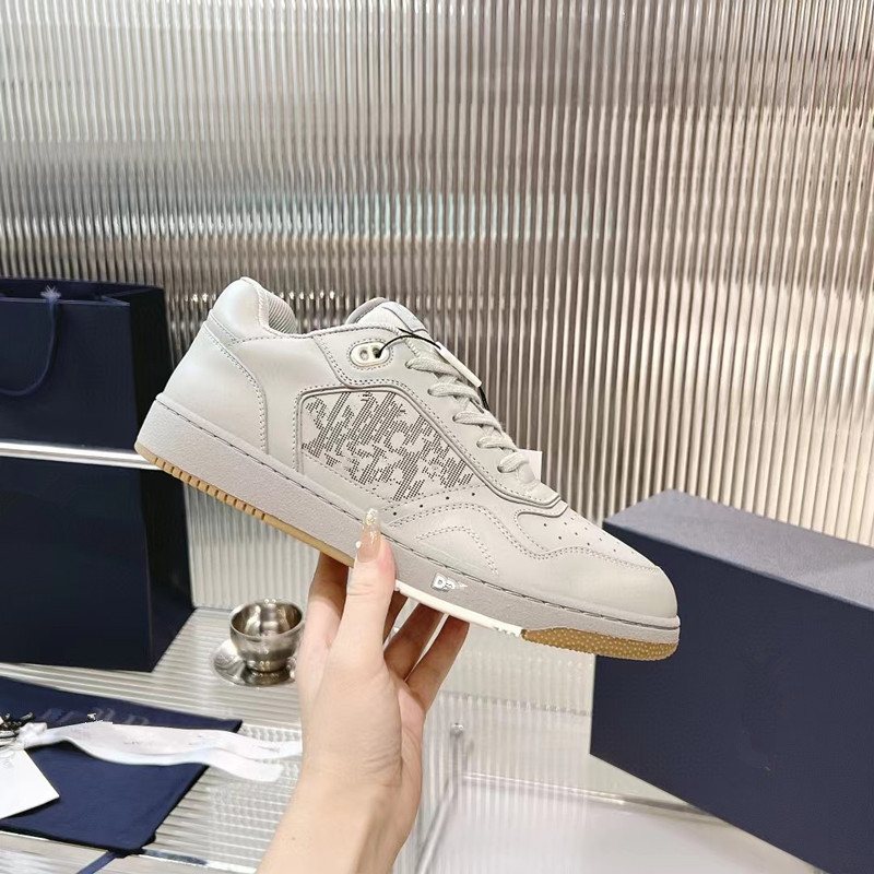 Adidași sport unisex, partea superioară din pluș artificial, detalii din piele ceruită, branț din piele artificială, talpă din cauciuc, vârf rotund, model cu dungi.