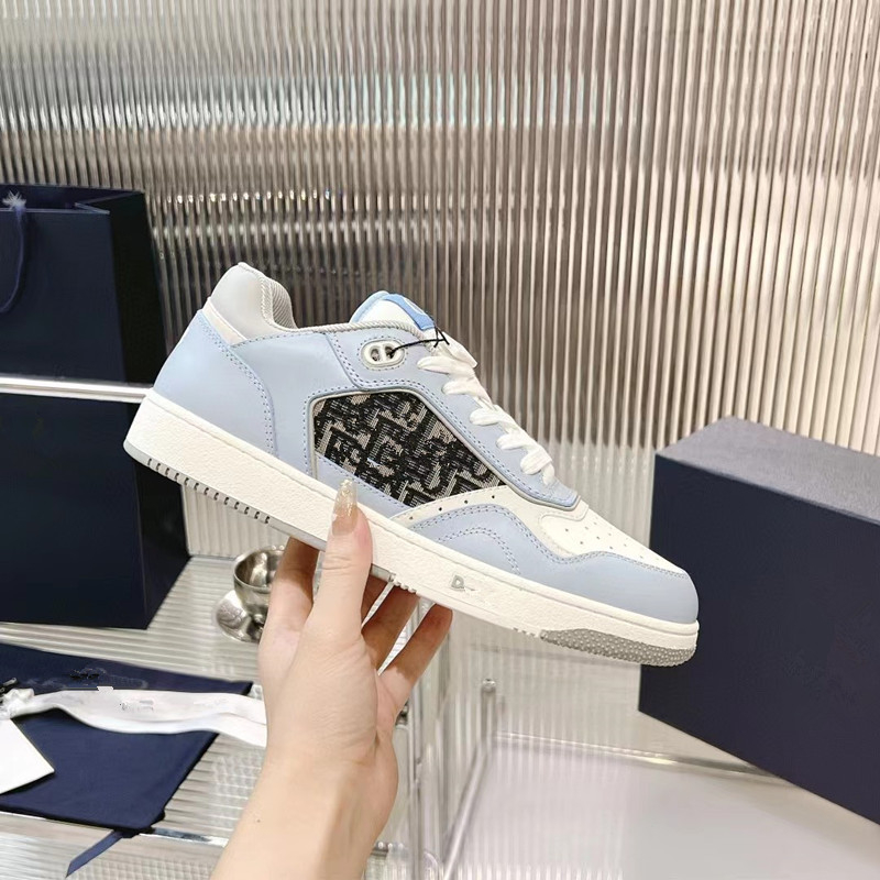 Adidași sport unisex, partea superioară din pluș artificial, detalii din piele ceruită, branț din piele artificială, talpă din cauciuc, vârf rotund, model cu dungi.