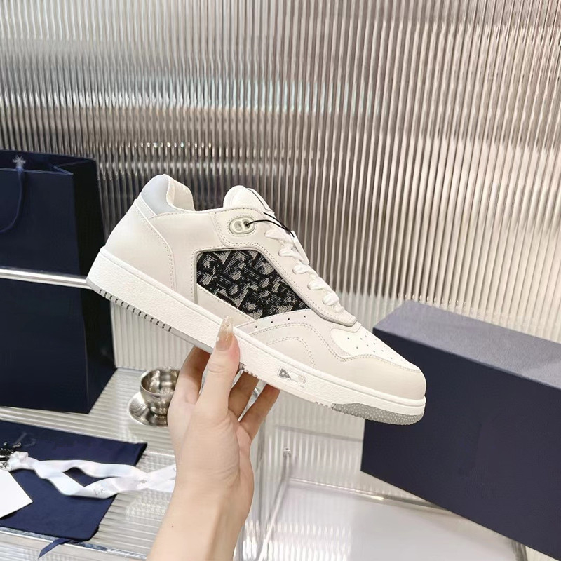 Adidași sport unisex, partea superioară din pluș artificial, detalii din piele ceruită, branț din piele artificială, talpă din cauciuc, vârf rotund, model cu dungi.