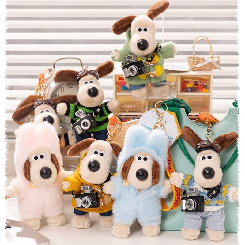 Figurină de pluș câine breloc, costumare după schițe, umplutură poliester, ambalaj plasă, potrivită pentru vârsta 15–35