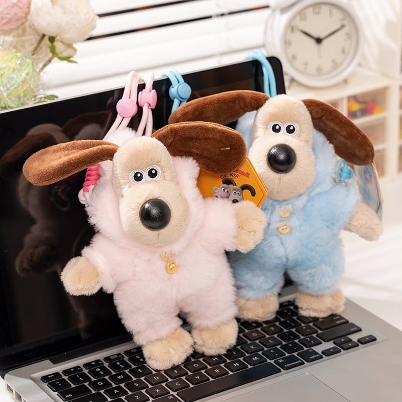 Figurină de pluș câine breloc, costumare după schițe, umplutură poliester, ambalaj plasă, potrivită pentru vârsta 15–35