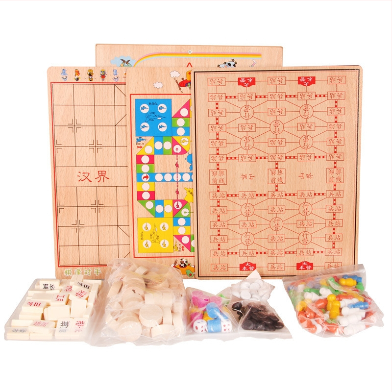 Set din lemn pentru copii, cu mai multe jocuri: șah, damă, șah zbor și backgammon