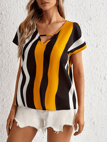 Csíkos ing, V-nyakú, rövid ujjú; poliészter ≥95%, digitális nyomtatás