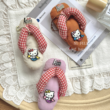 Táskára akasztható kiegészítő aranyos rajzfilm-cicás motívummal és kockás dizájnnal (Márka: 423; Anyag: Egyéb; Stílus: Fresh and sweet; Mintázat: Anime & karikatúrák; Kategória: Táskára akasztható)