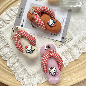 Táskára akasztható kiegészítő aranyos rajzfilm-cicás motívummal és kockás dizájnnal (Márka: 423; Anyag: Egyéb; Stílus: Fresh and sweet; Mintázat: Anime & karikatúrák; Kategória: Táskára akasztható)