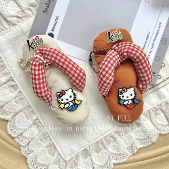 Táskára akasztható kiegészítő aranyos rajzfilm-cicás motívummal és kockás dizájnnal (Márka: 423; Anyag: Egyéb; Stílus: Fresh and sweet; Mintázat: Anime & karikatúrák; Kategória: Táskára akasztható)