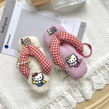 Táskára akasztható kiegészítő aranyos rajzfilm-cicás motívummal és kockás dizájnnal (Márka: 423; Anyag: Egyéb; Stílus: Fresh and sweet; Mintázat: Anime & karikatúrák; Kategória: Táskára akasztható)