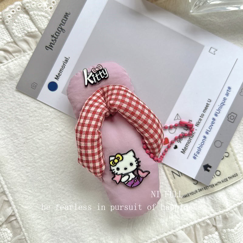 Táskára akasztható kiegészítő aranyos rajzfilm-cicás motívummal és kockás dizájnnal (Márka: 423; Anyag: Egyéb; Stílus: Fresh and sweet; Mintázat: Anime & karikatúrák; Kategória: Táskára akasztható)