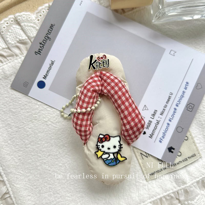 Táskára akasztható kiegészítő aranyos rajzfilm-cicás motívummal és kockás dizájnnal (Márka: 423; Anyag: Egyéb; Stílus: Fresh and sweet; Mintázat: Anime & karikatúrák; Kategória: Táskára akasztható)