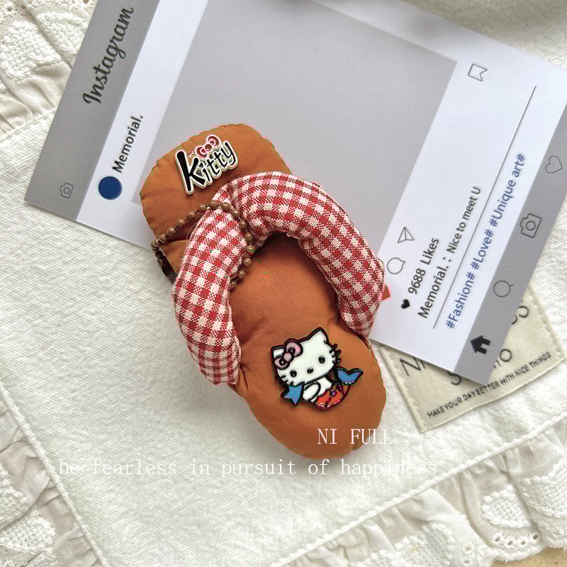 Táskára akasztható kiegészítő aranyos rajzfilm-cicás motívummal és kockás dizájnnal (Márka: 423; Anyag: Egyéb; Stílus: Fresh and sweet; Mintázat: Anime & karikatúrák; Kategória: Táskára akasztható)