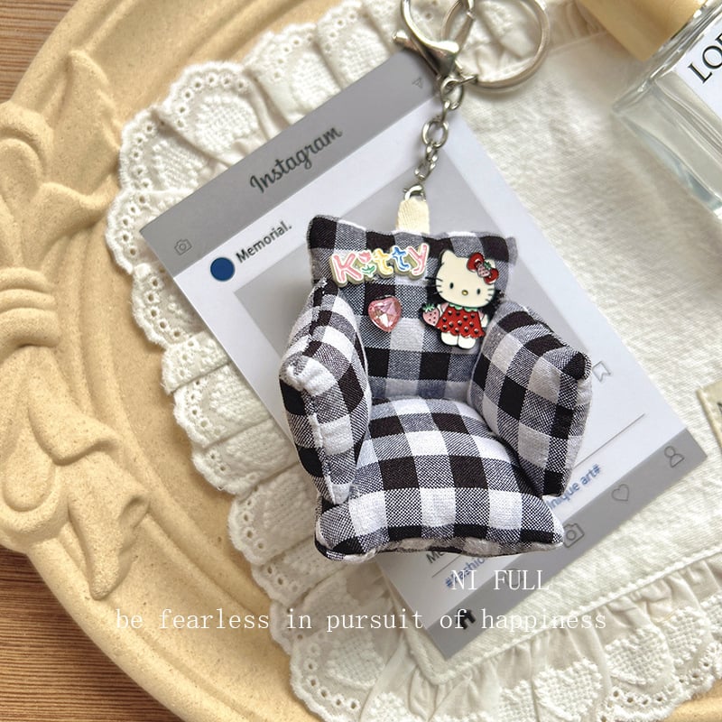 Táskára akasztható kiegészítő aranyos rajzfilm-cicás motívummal és kockás dizájnnal (Márka: 423; Anyag: Egyéb; Stílus: Fresh and sweet; Mintázat: Anime & karikatúrák; Kategória: Táskára akasztható)