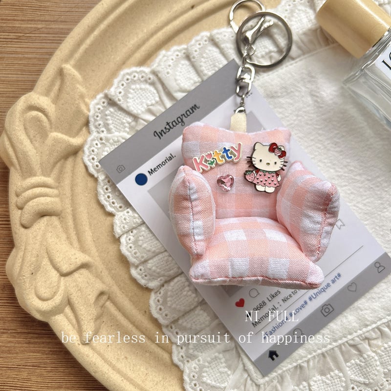 Táskára akasztható kiegészítő aranyos rajzfilm-cicás motívummal és kockás dizájnnal (Márka: 423; Anyag: Egyéb; Stílus: Fresh and sweet; Mintázat: Anime & karikatúrák; Kategória: Táskára akasztható)