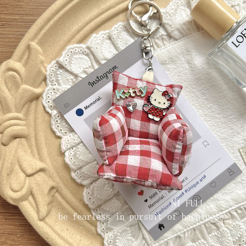 Táskára akasztható kiegészítő aranyos rajzfilm-cicás motívummal és kockás dizájnnal (Márka: 423; Anyag: Egyéb; Stílus: Fresh and sweet; Mintázat: Anime & karikatúrák; Kategória: Táskára akasztható)