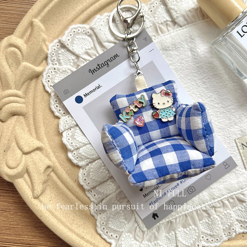 Táskára akasztható kiegészítő aranyos rajzfilm-cicás motívummal és kockás dizájnnal (Márka: 423; Anyag: Egyéb; Stílus: Fresh and sweet; Mintázat: Anime & karikatúrák; Kategória: Táskára akasztható)