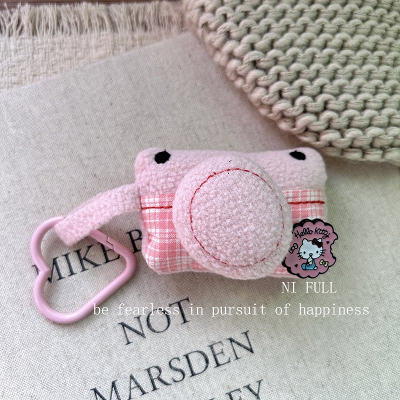 Táskára akasztható kiegészítő aranyos rajzfilm-cicás motívummal és kockás dizájnnal (Márka: 423; Anyag: Egyéb; Stílus: Fresh and sweet; Mintázat: Anime & karikatúrák; Kategória: Táskára akasztható)