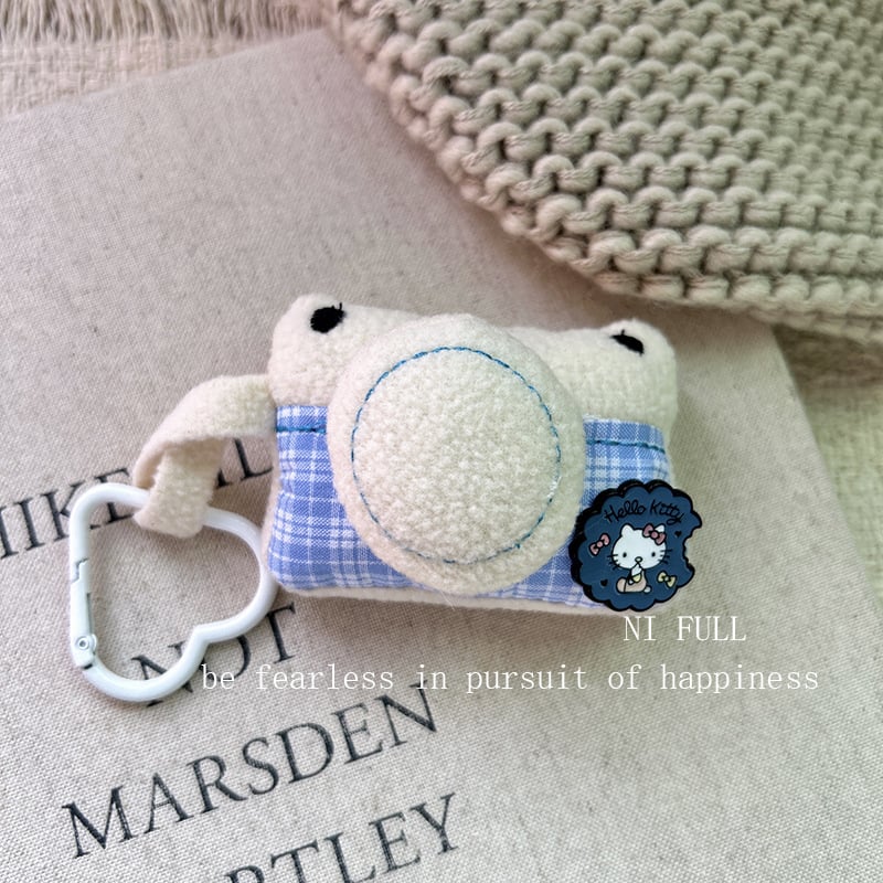 Táskára akasztható kiegészítő aranyos rajzfilm-cicás motívummal és kockás dizájnnal (Márka: 423; Anyag: Egyéb; Stílus: Fresh and sweet; Mintázat: Anime & karikatúrák; Kategória: Táskára akasztható)