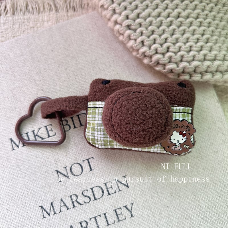 Táskára akasztható kiegészítő aranyos rajzfilm-cicás motívummal és kockás dizájnnal (Márka: 423; Anyag: Egyéb; Stílus: Fresh and sweet; Mintázat: Anime & karikatúrák; Kategória: Táskára akasztható)