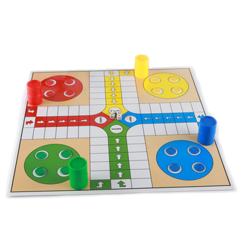 Sklopiva višestruka ploča za šah, Snakes and Ladders i Ludo — karton-plastika konstrukcija; pogodna za uzrast 4–35 godina.