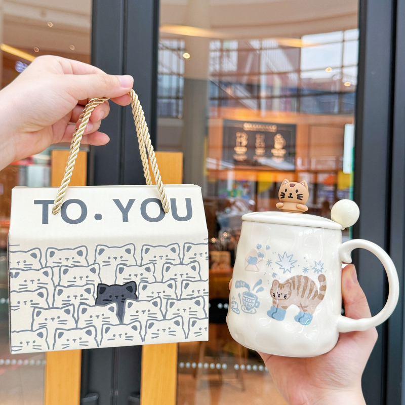 Keramička šalica s karikaturističkim stilom – poklon za rođendan ili maturu, za par, prijatelja, dijete ili razrednika