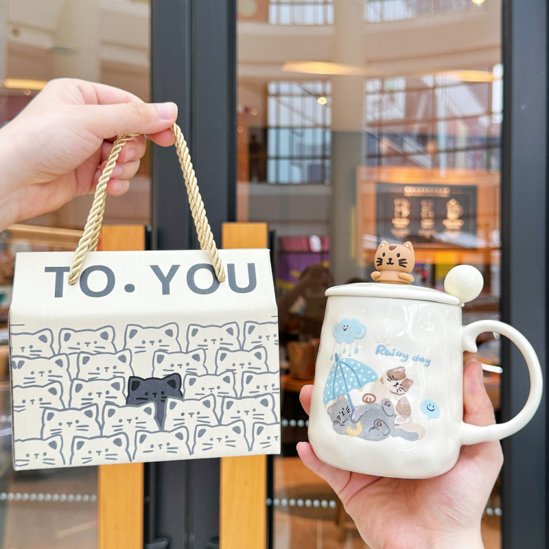 Keramička šalica s karikaturističkim stilom – poklon za rođendan ili maturu, za par, prijatelja, dijete ili razrednika