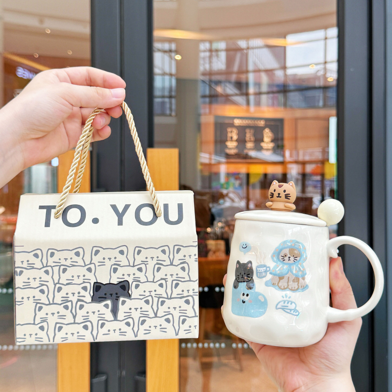 Keramička šalica s karikaturističkim stilom – poklon za rođendan ili maturu, za par, prijatelja, dijete ili razrednika