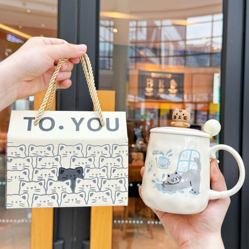 Keramička šalica s karikaturističkim stilom – poklon za rođendan ili maturu, za par, prijatelja, dijete ili razrednika