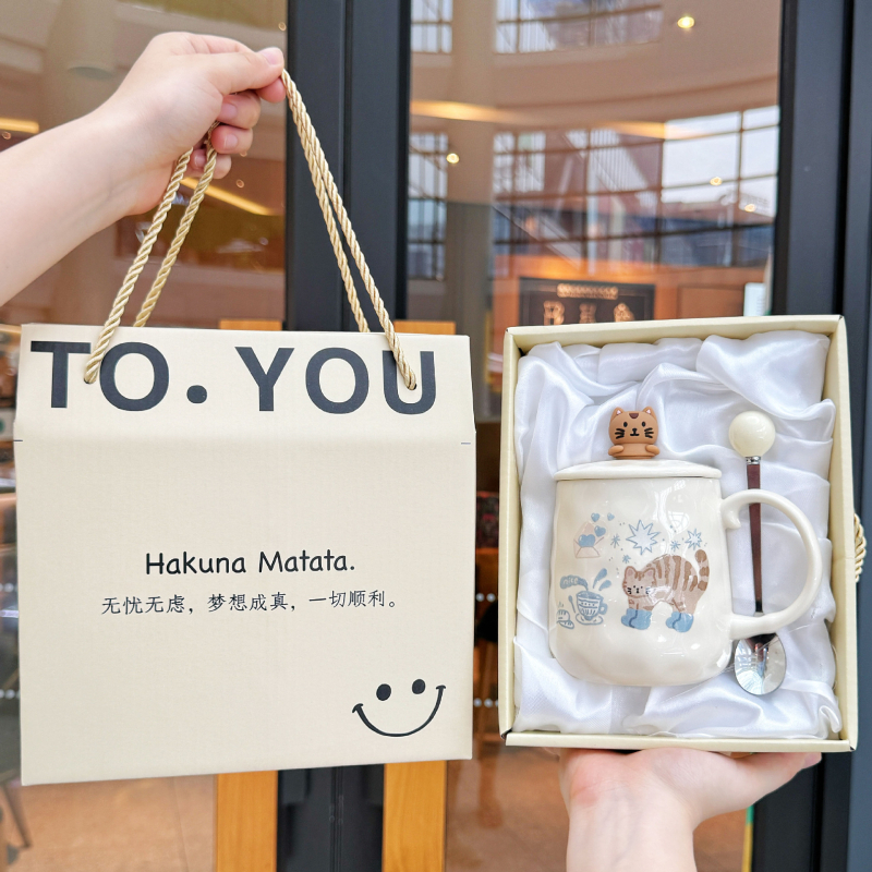 Keramička šalica s karikaturističkim stilom – poklon za rođendan ili maturu, za par, prijatelja, dijete ili razrednika