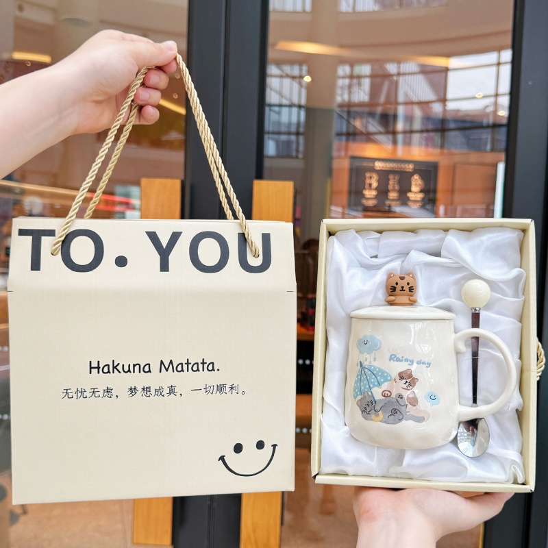 Keramička šalica s karikaturističkim stilom – poklon za rođendan ili maturu, za par, prijatelja, dijete ili razrednika