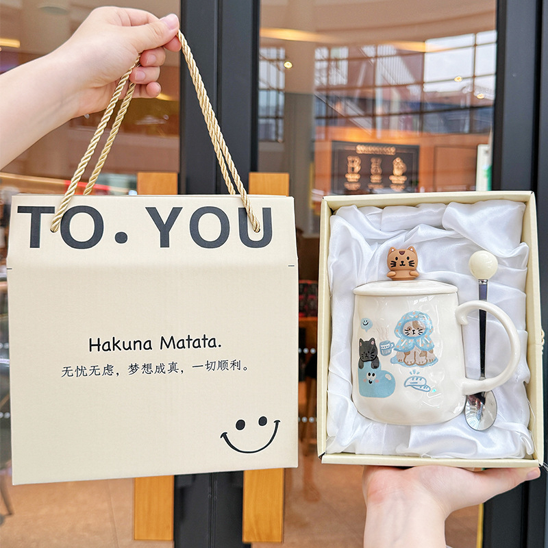 Keramička šalica s karikaturističkim stilom – poklon za rođendan ili maturu, za par, prijatelja, dijete ili razrednika