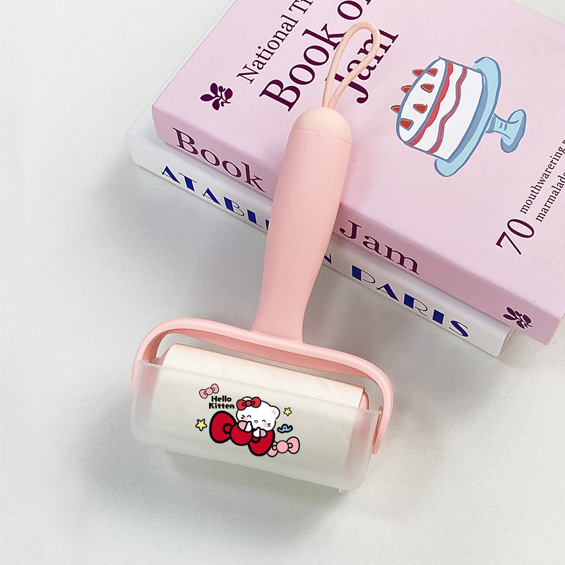 Lint roller za odjeću s zamjenjivim listićima – uklanja dlake i prašinu; materijali: PP, PET, silika gel, ljepilo topljenja; stil: crtani film; izlazak: proljeće 2025