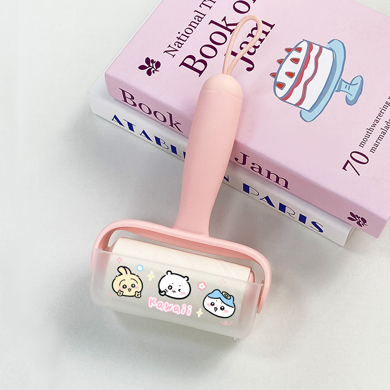 Lint roller za odjeću s zamjenjivim listićima – uklanja dlake i prašinu; materijali: PP, PET, silika gel, ljepilo topljenja; stil: crtani film; izlazak: proljeće 2025