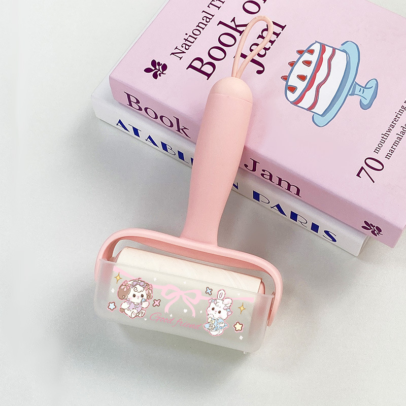 Lint roller za odjeću s zamjenjivim listićima – uklanja dlake i prašinu; materijali: PP, PET, silika gel, ljepilo topljenja; stil: crtani film; izlazak: proljeće 2025