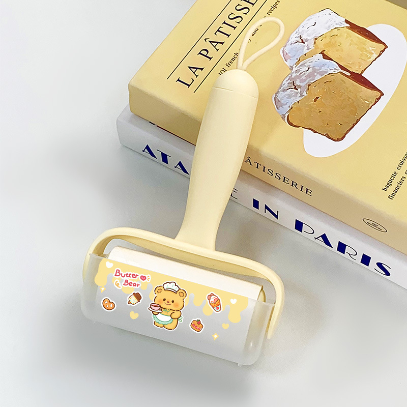 Lint roller za odjeću s zamjenjivim listićima – uklanja dlake i prašinu; materijali: PP, PET, silika gel, ljepilo topljenja; stil: crtani film; izlazak: proljeće 2025