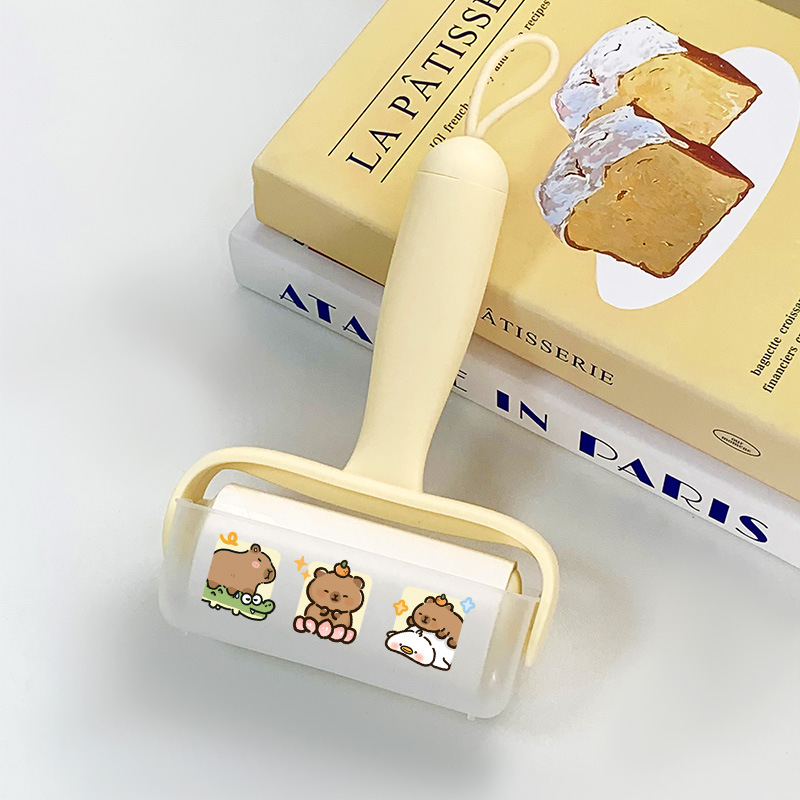 Lint roller za odjeću s zamjenjivim listićima – uklanja dlake i prašinu; materijali: PP, PET, silika gel, ljepilo topljenja; stil: crtani film; izlazak: proljeće 2025