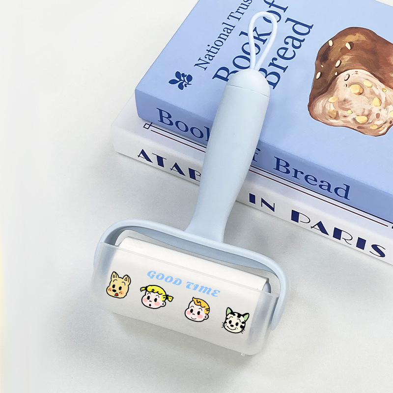 Lint roller za odjeću s zamjenjivim listićima – uklanja dlake i prašinu; materijali: PP, PET, silika gel, ljepilo topljenja; stil: crtani film; izlazak: proljeće 2025